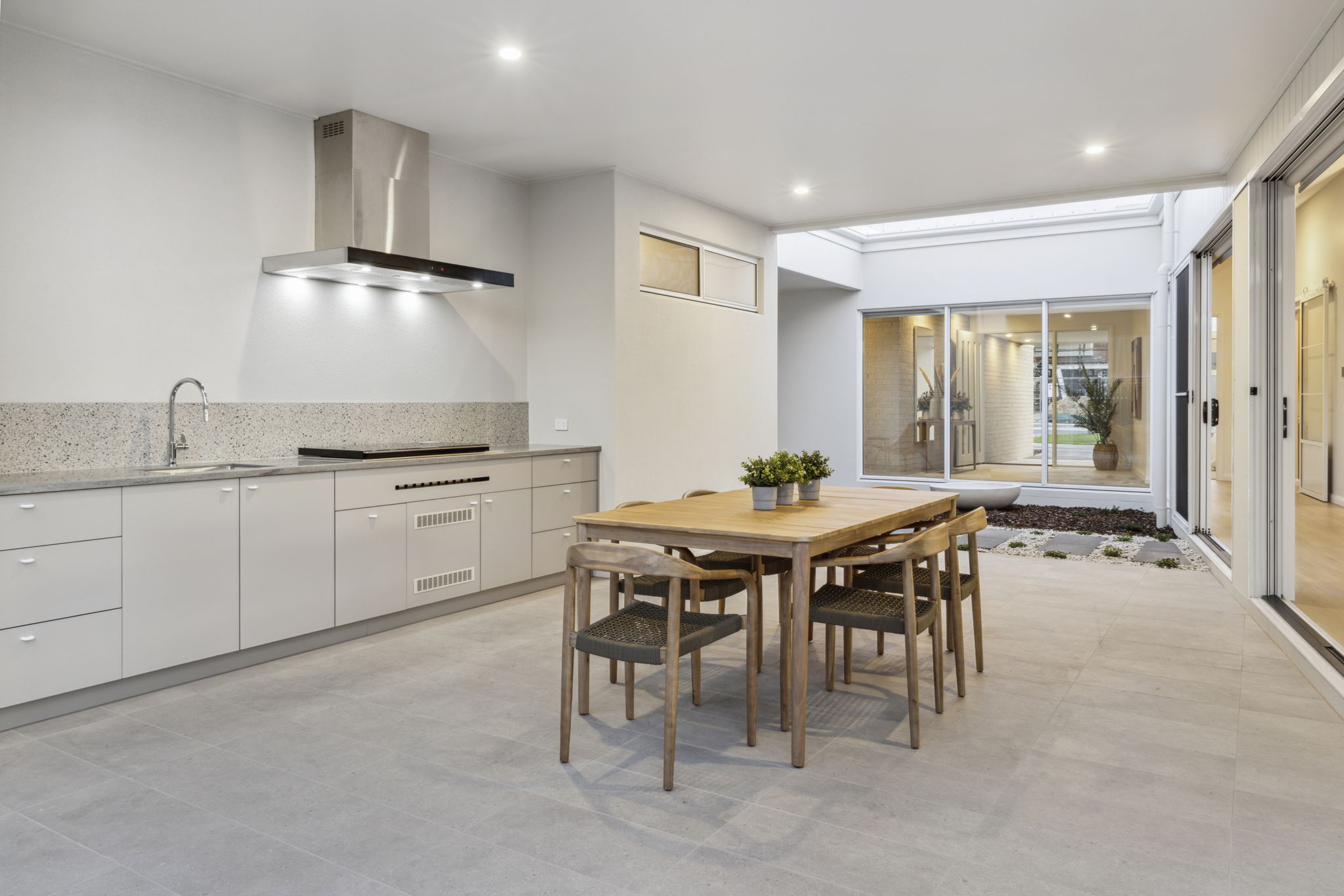 19-web-or-mls-6 Trenerry Cres 14